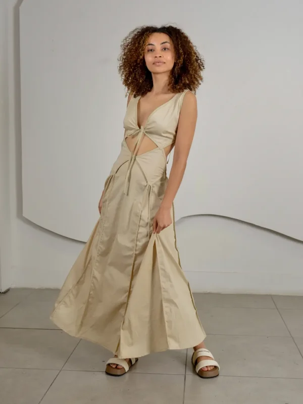 mujer con vestido moderno color beige