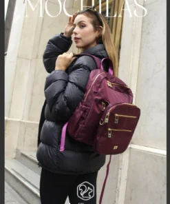 Mochila Ardilla roja Chica con casaca negra y mochila roja al hombro