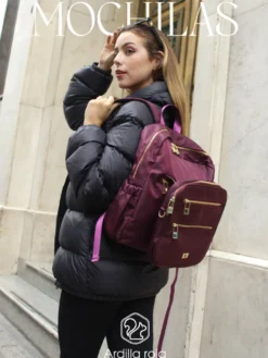 Mochila Ardilla roja Chica con casaca negra y mochila roja al hombro