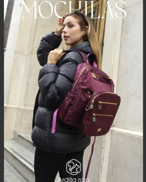 Mochila Ardilla roja Chica con casaca negra y mochila roja al hombro