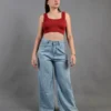 Un modelo usando los jean wide leg celestes