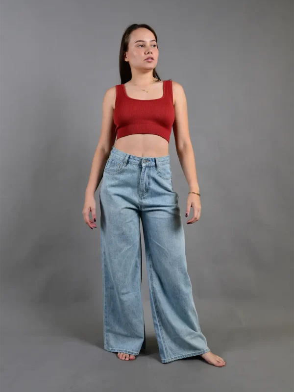 Un modelo usando los jean wide leg celestes