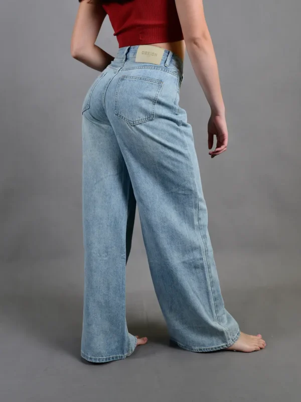 Un modelo usando los jeans wide leg celestes