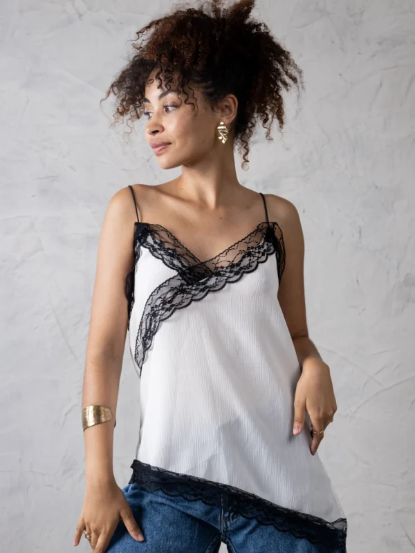 Blusa Belle para mujer con detalle de blondas y tiras finas en tela suave.