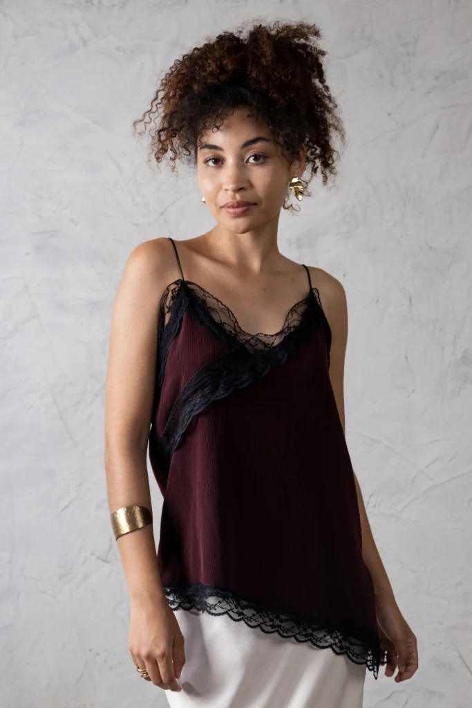 Blusa Belle para mujer con detalle de blondas y tiras finas en tela suave.