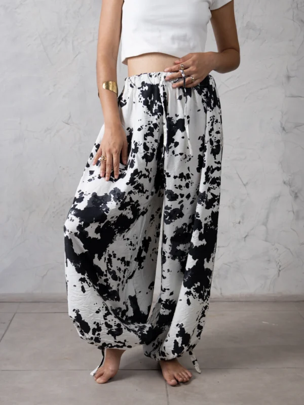 Pantalón Clara para mujer con estampado de vaca en tela suave y ligera