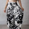 Pantalón Clara para mujer con estampado de vaca en tela suave y ligera.