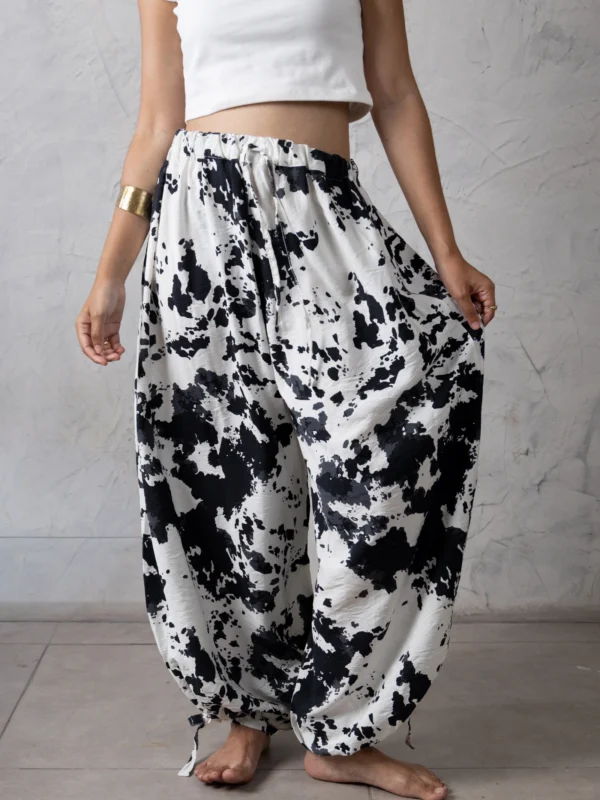 Pantalón Clara para mujer con estampado de vaca en tela suave y ligera.