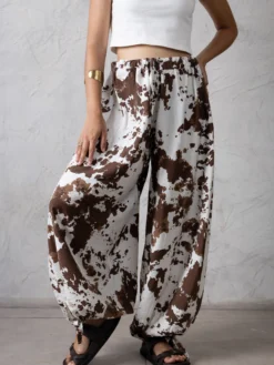 Pantalón Clara para mujer con estampado de vaca en tela suave y ligera