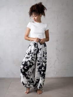 Pantalón Clara para mujer con estampado de vaca en tela suave y ligera.