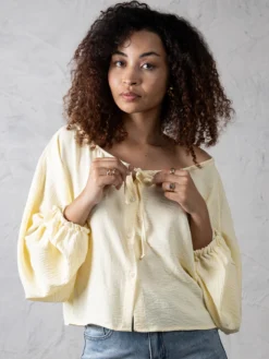 Blusa Mística color negro en tela fluida de poliéster y algodón.