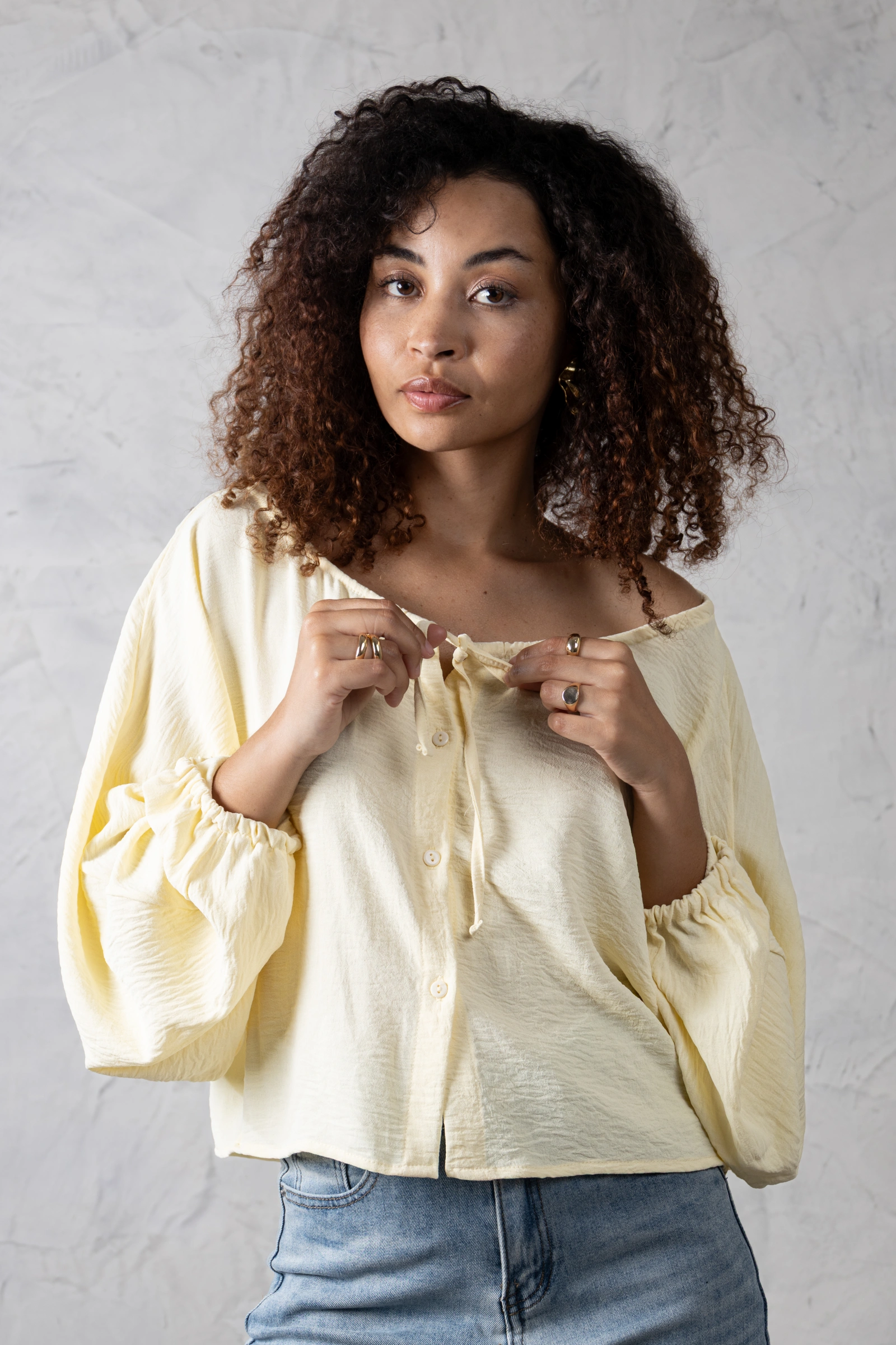 Blusa Mística color negro en tela fluida de poliéster y algodón.