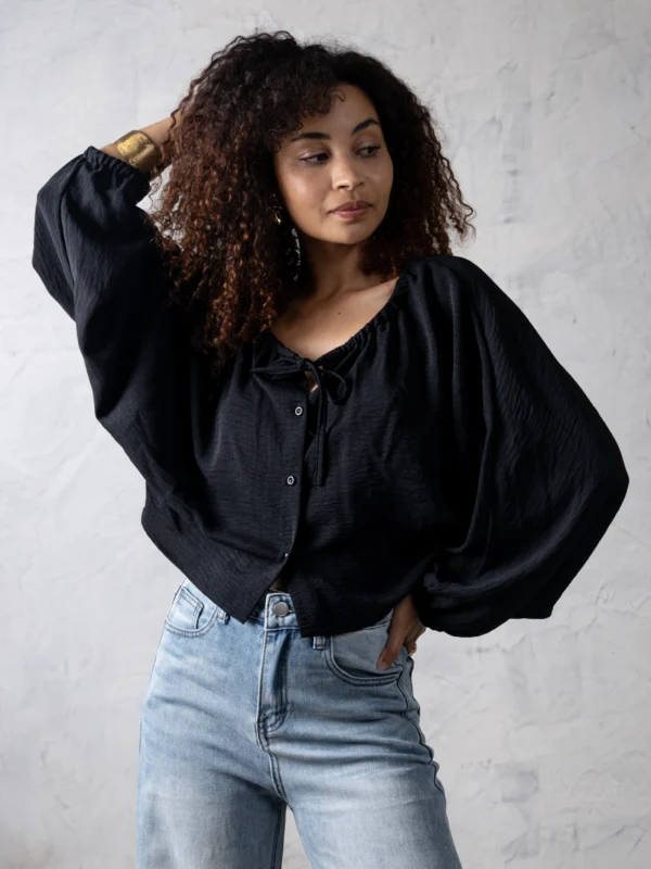 Blusa Mística color negro en tela fluida de poliéster y algodón.