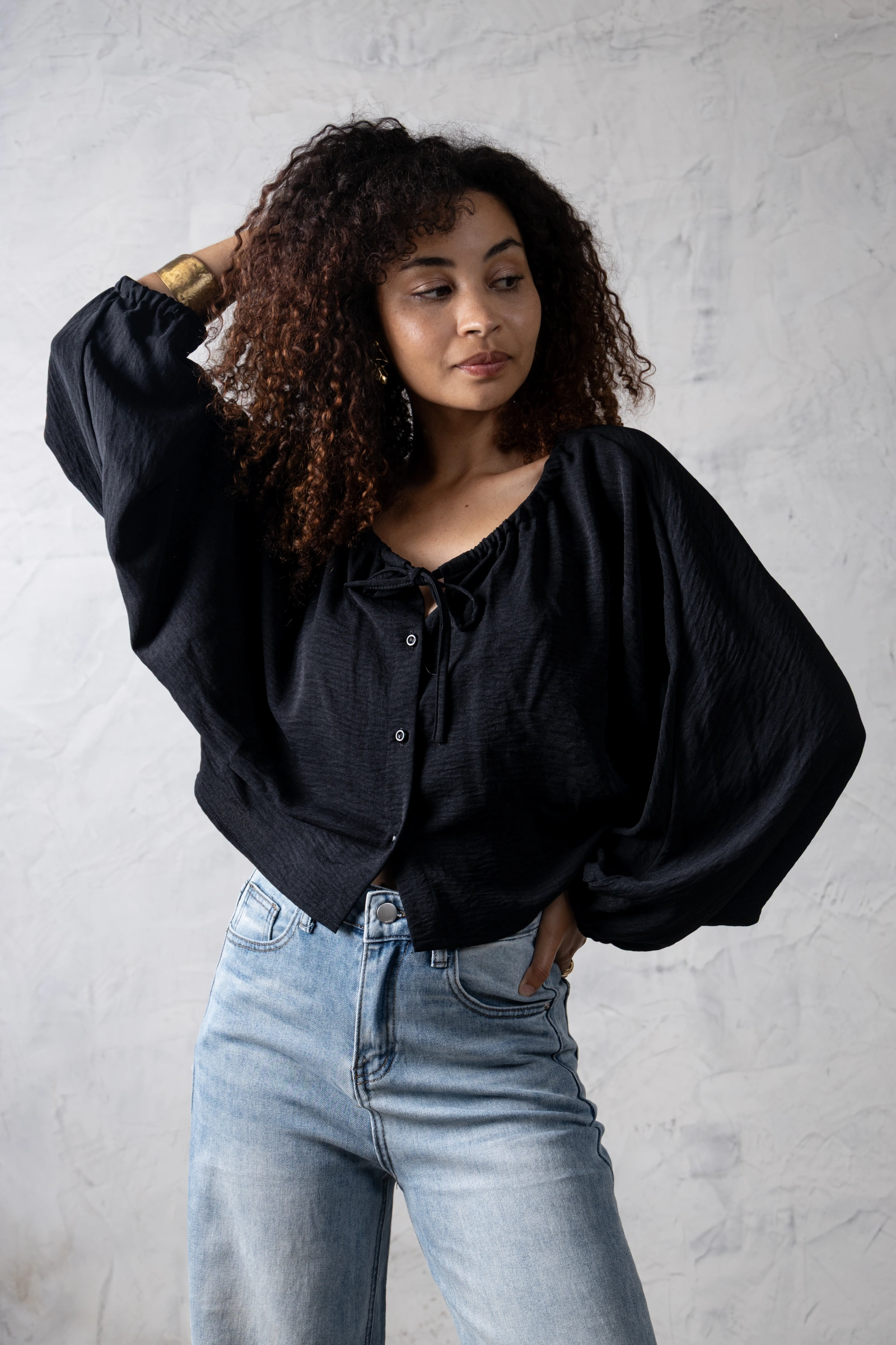 Blusa Mística color negro en tela fluida de poliéster y algodón.